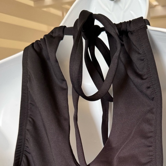 CLEAN-WATER ONE PIECE SWIMSUIT. ADJUSTABLE HALTER NECK. BUILT IN BRA. FLATTERING - Picture 8 of 13